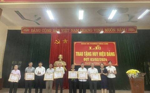 Sáng ngày 10/7/2024 Đảng bộ phường Đông Sơn tổ chức Lễ trao tặng Huy hiệu Đảng đợt 03/02/2024 và Hội nghị đánh giá tình hình thực hiện nhiệm vụ 6 tháng đầu năm, triển khai nhiệm vụ, phương hướng 6 tháng cuối năm 2024